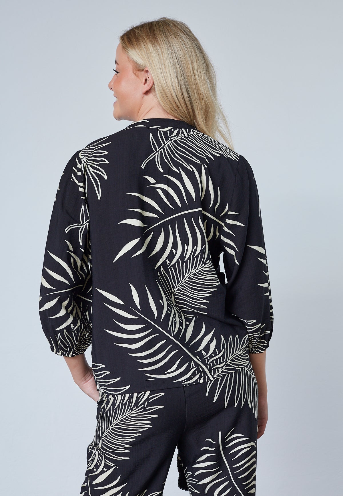 Viaba Shirt - Black Leaf
