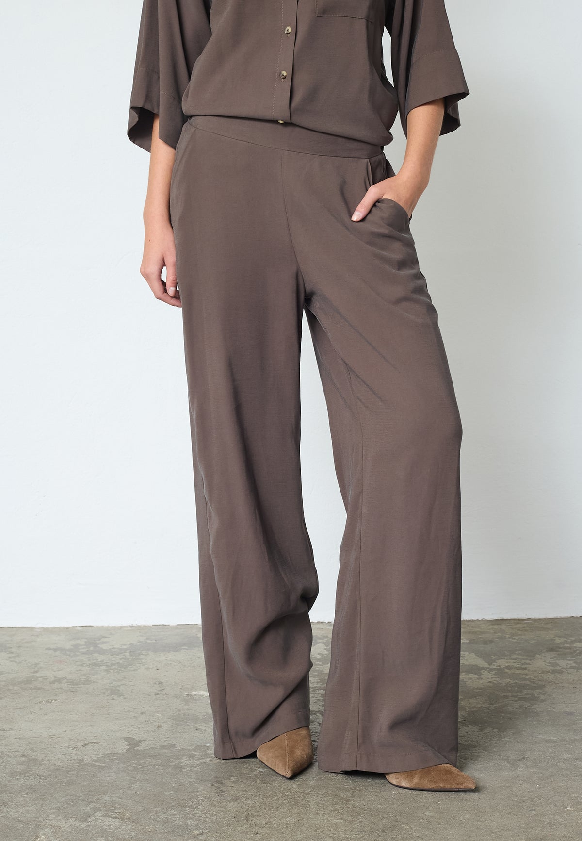 Verina Pant - Dark Earth