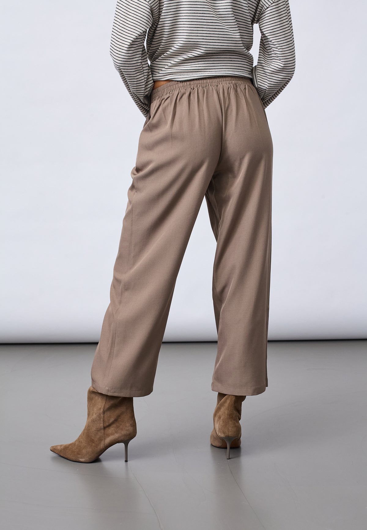 Viksa Cropped Pant - Dark Sand