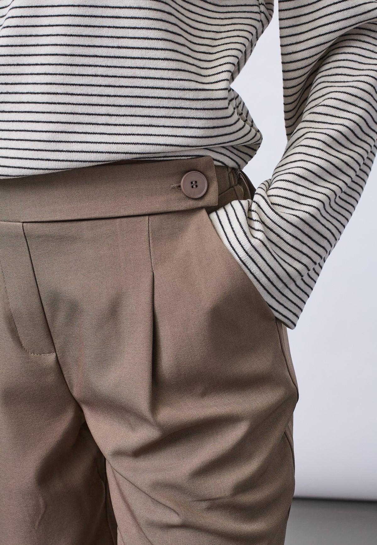 Viksa Cropped Pant - Dark Sand