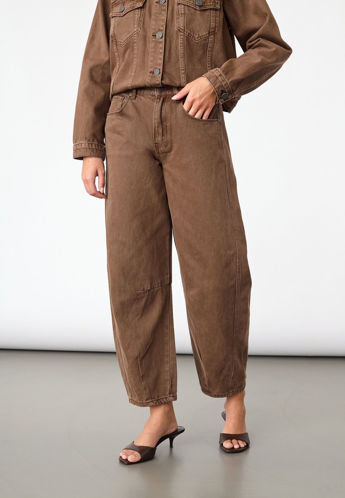 Fiora Barrel Jeans - Brown Wash