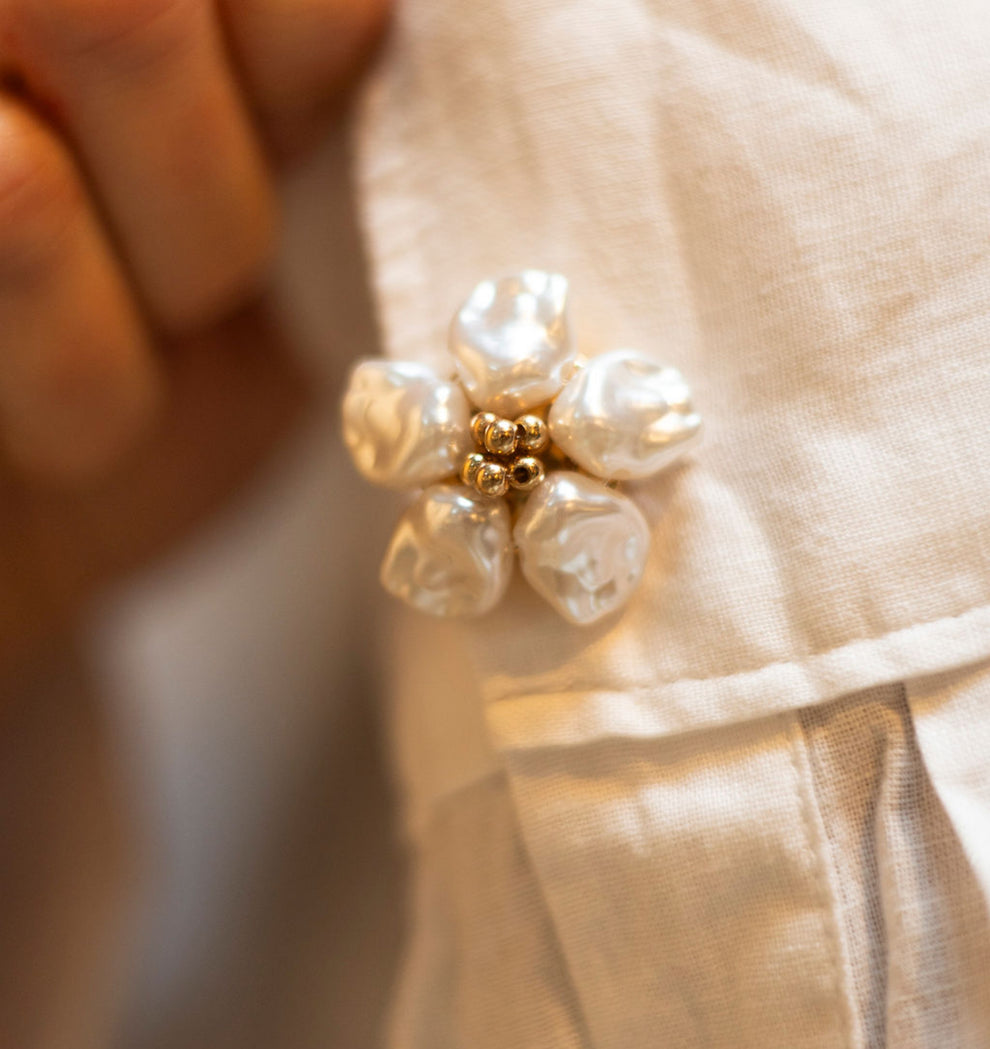 Knappbrosch - White Flower